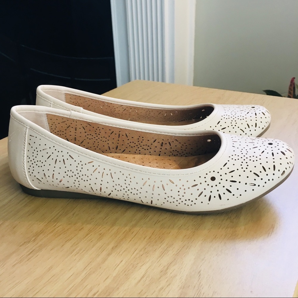 Gorgeous cream colored flats